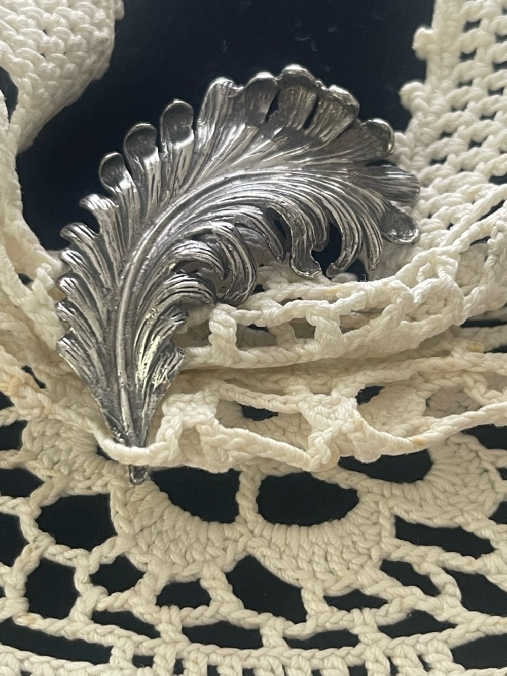 VINTAGE Silver tone Leaf Brooch 2”